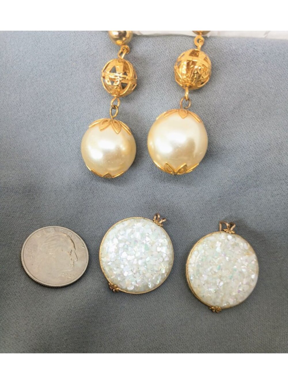 Vintage Hillcraft Confetti Lucite Slip-Ons & Post Gold-Tone Pearl Drop Earrings - Picture 5 of 8